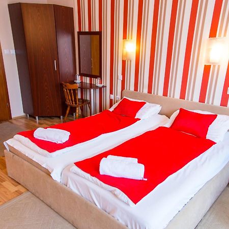 Hotel Pine Szkopje Kültér fotó