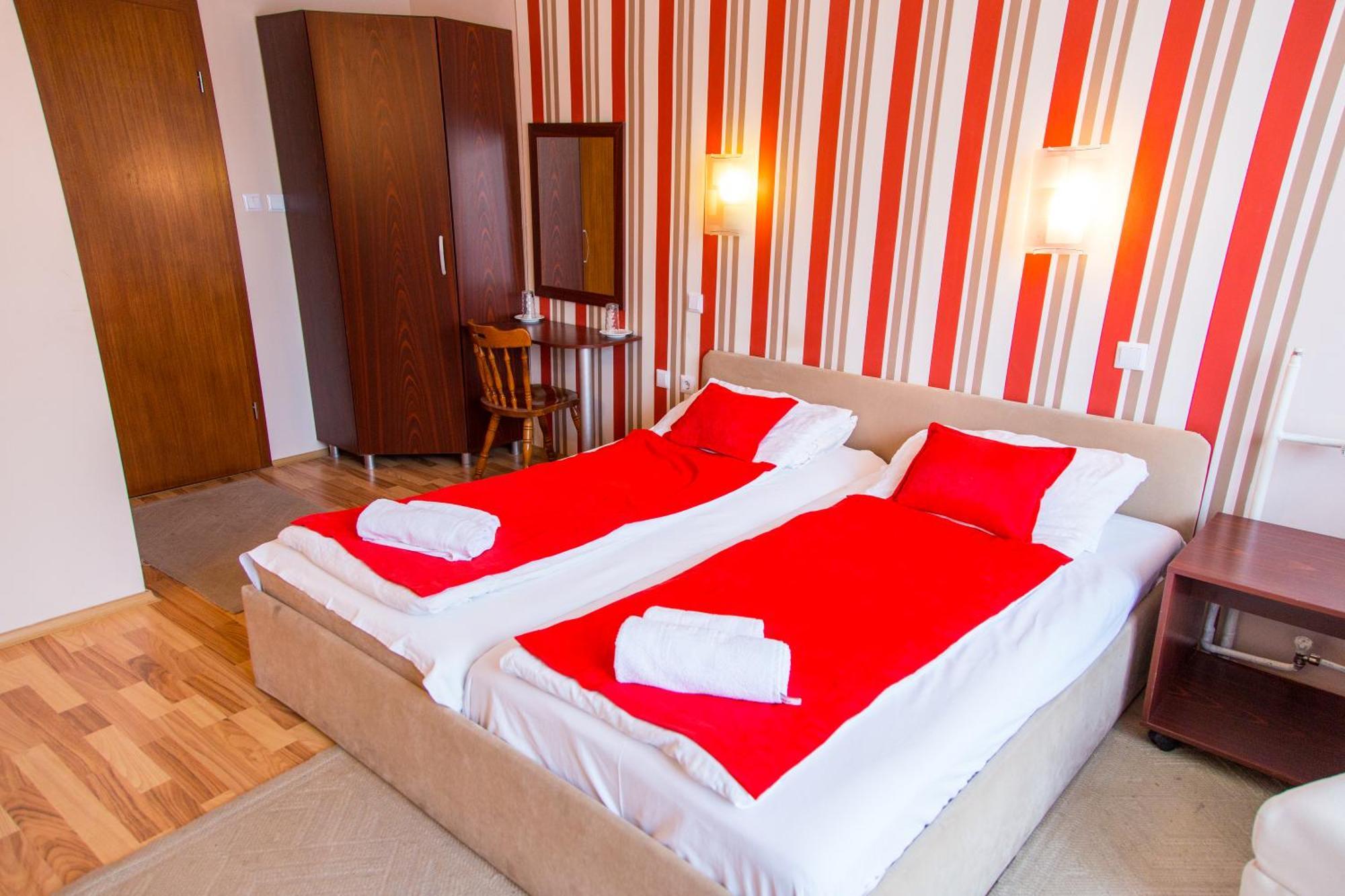 Hotel Pine Szkopje Kültér fotó