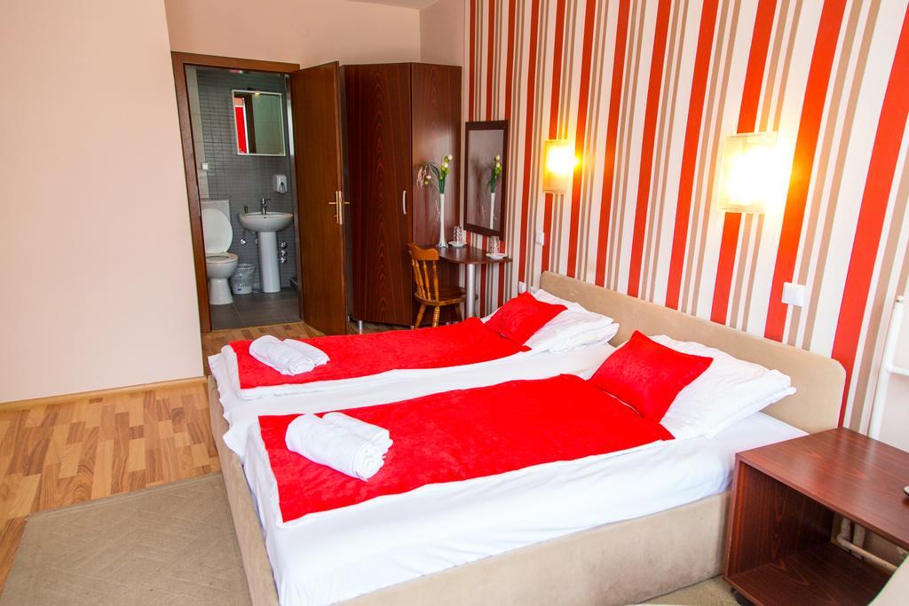 Hotel Pine Szkopje Kültér fotó