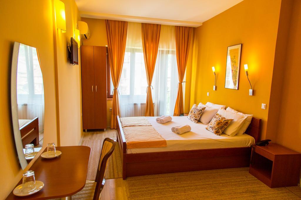 Hotel Pine Szkopje Kültér fotó
