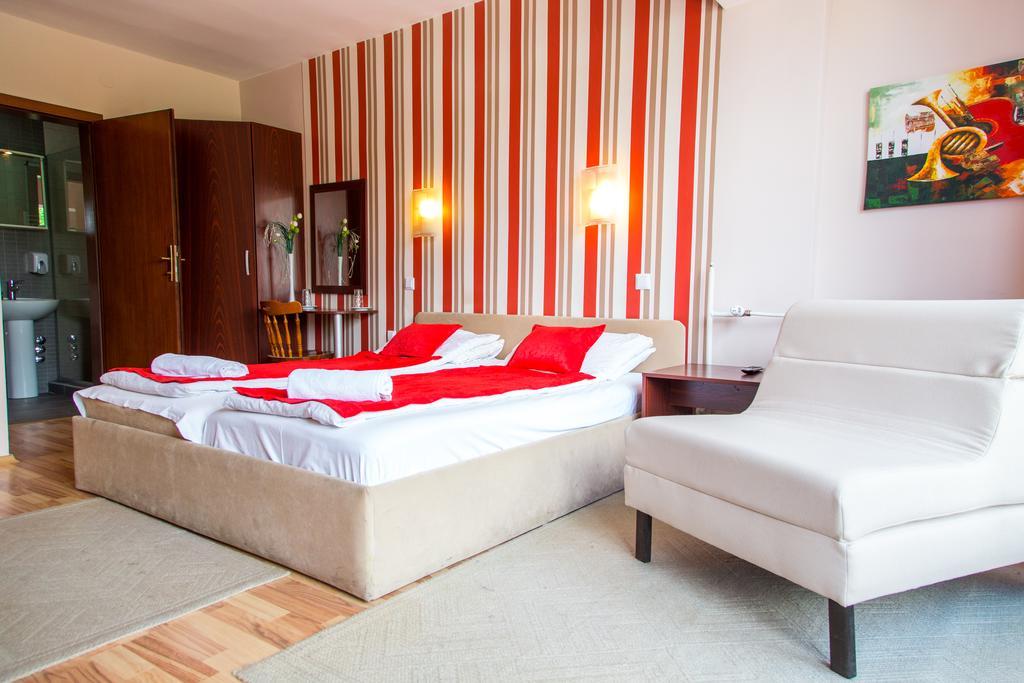 Hotel Pine Szkopje Kültér fotó