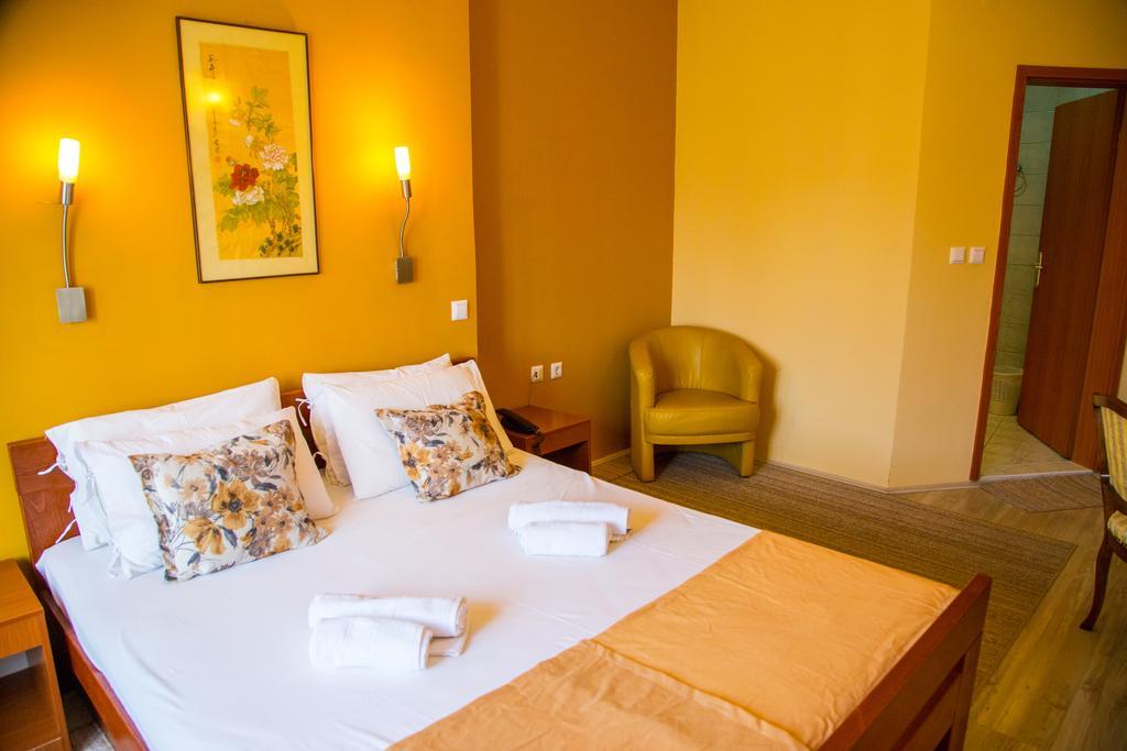 Hotel Pine Szkopje Kültér fotó