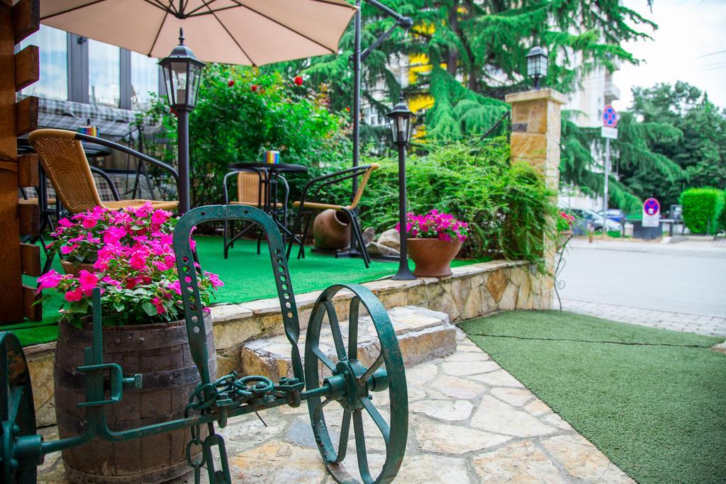 Hotel Pine Szkopje Kültér fotó