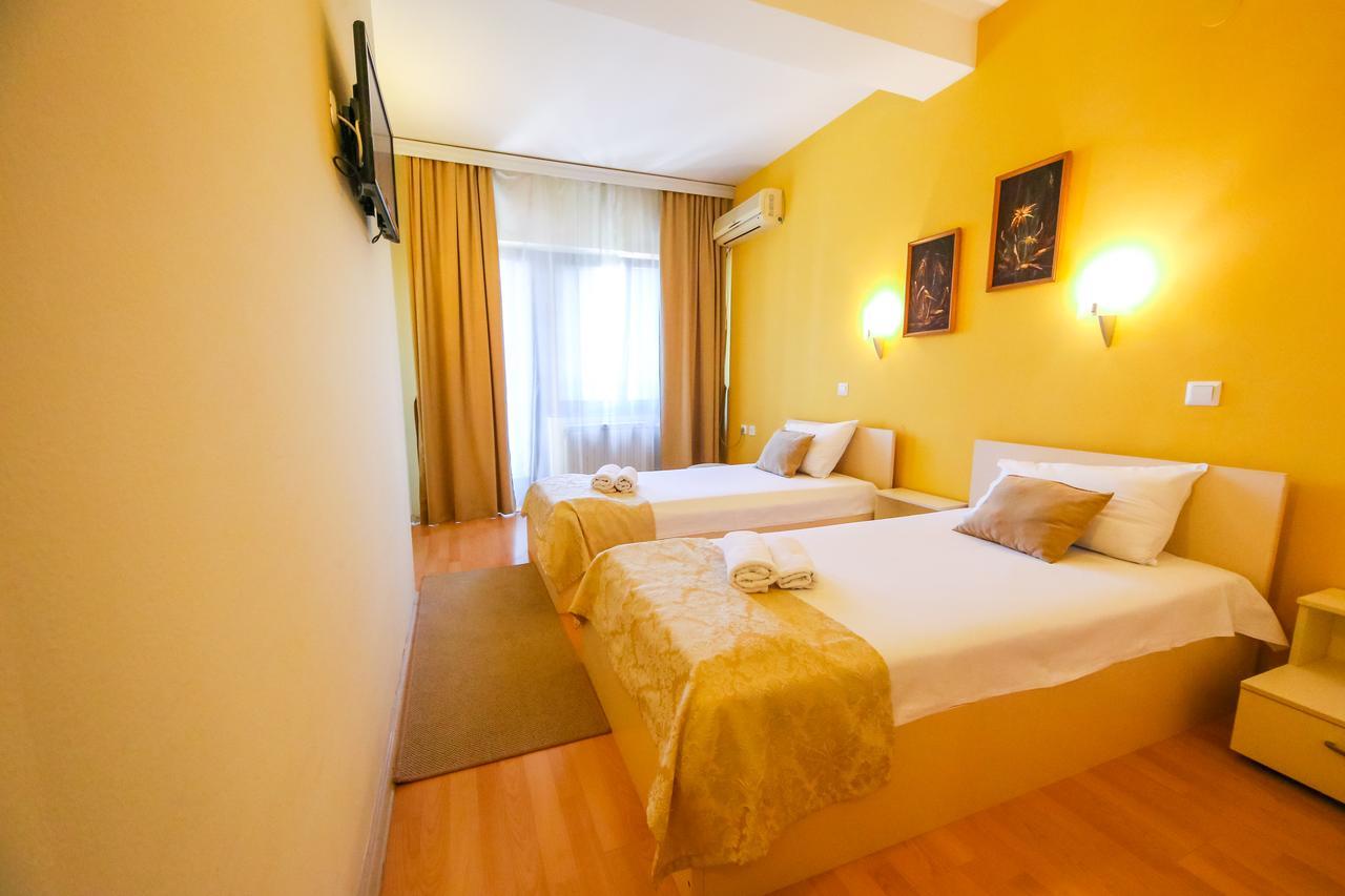 Hotel Pine Szkopje Kültér fotó