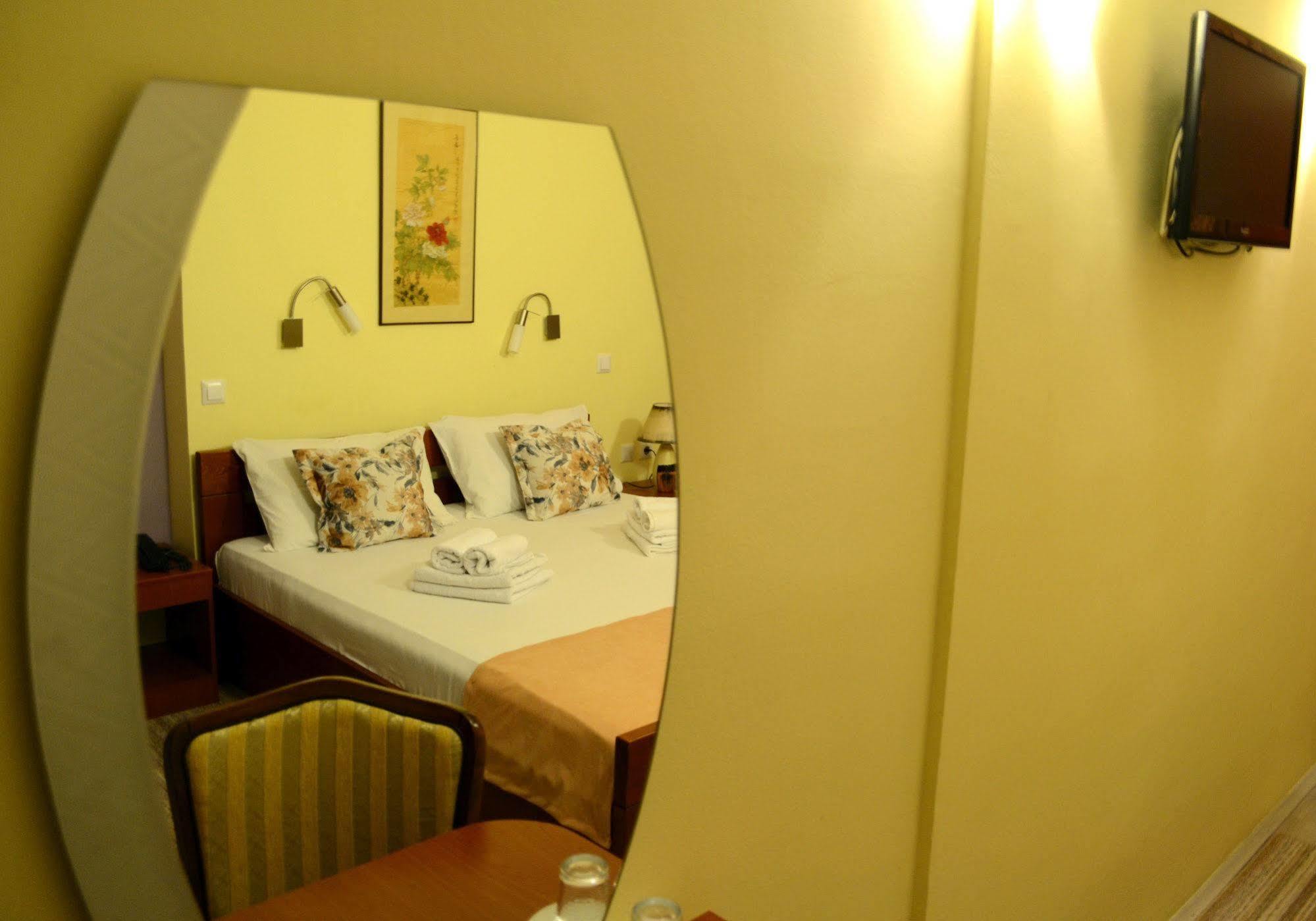 Hotel Pine Szkopje Kültér fotó
