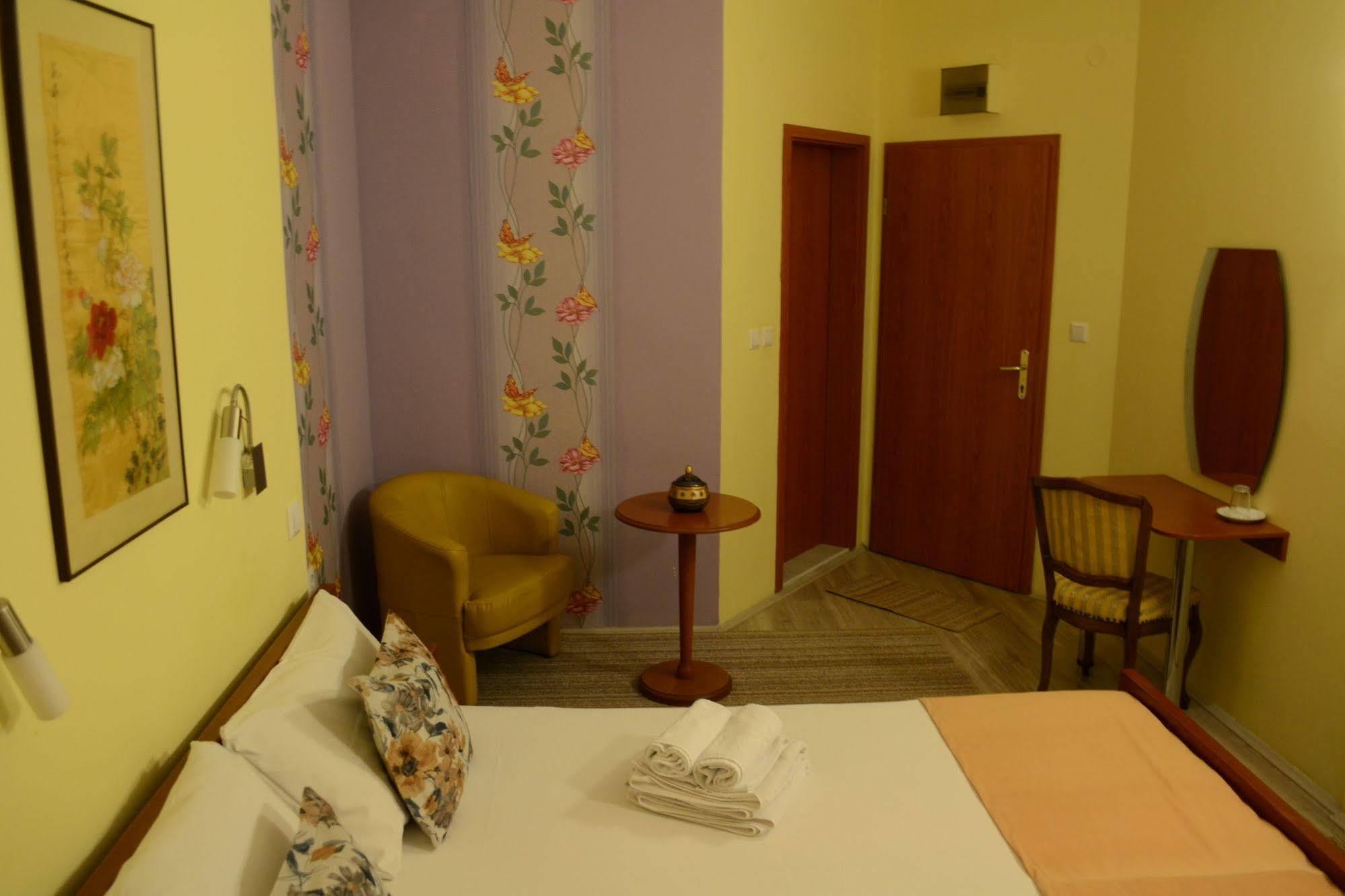 Hotel Pine Szkopje Kültér fotó