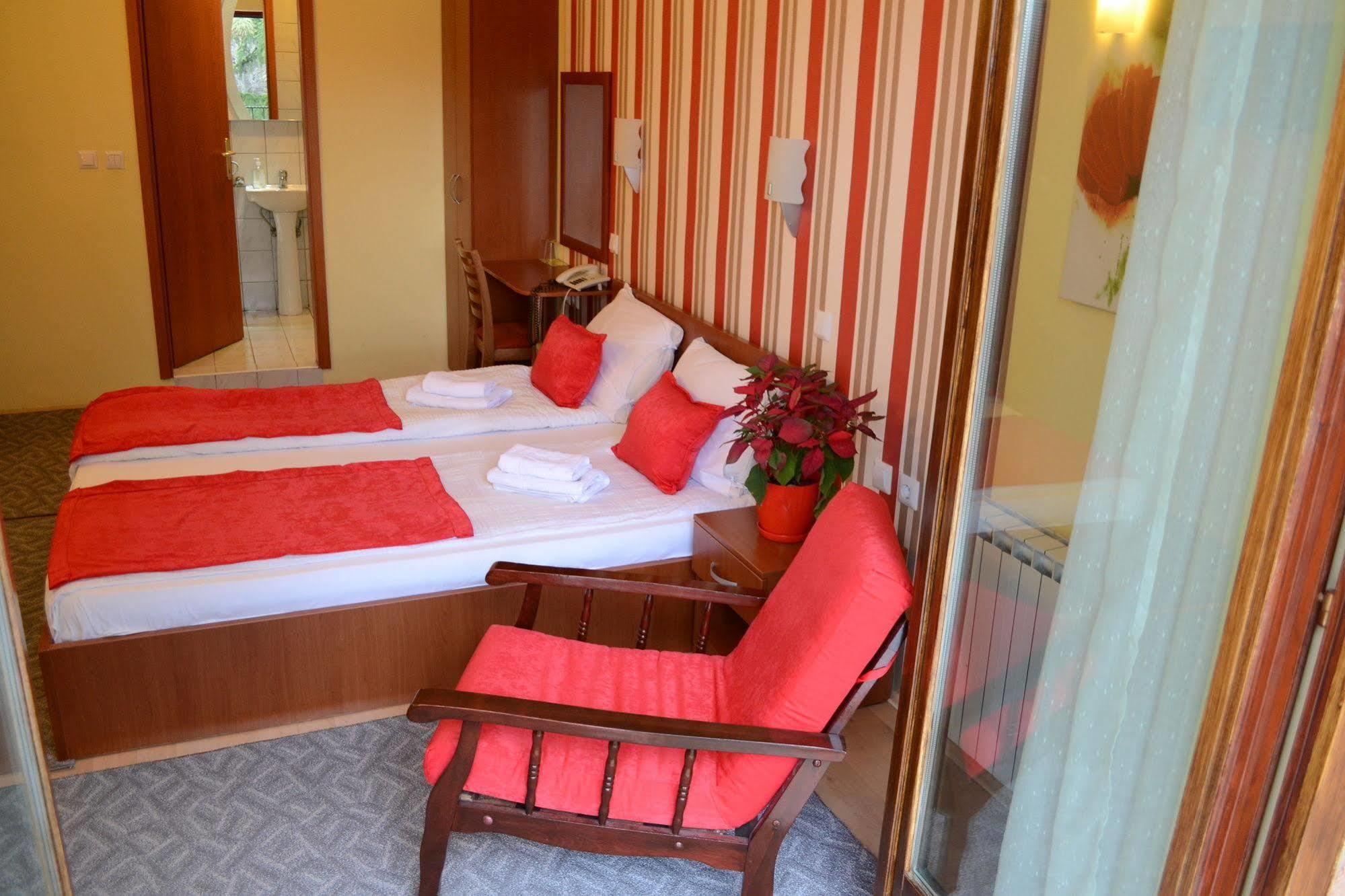 Hotel Pine Szkopje Kültér fotó