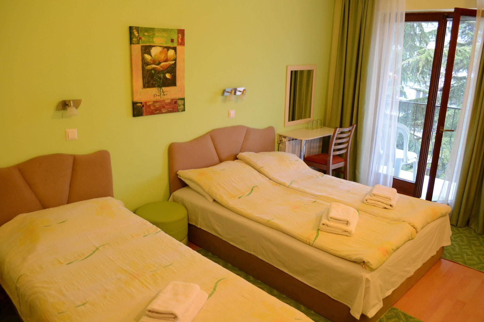 Hotel Pine Szkopje Kültér fotó