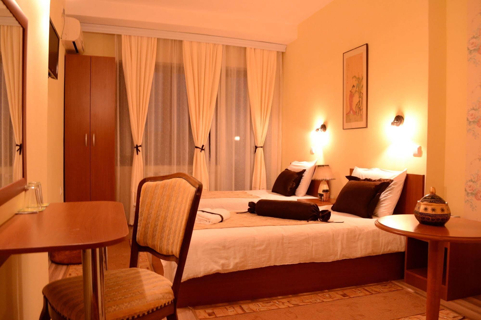 Hotel Pine Szkopje Kültér fotó