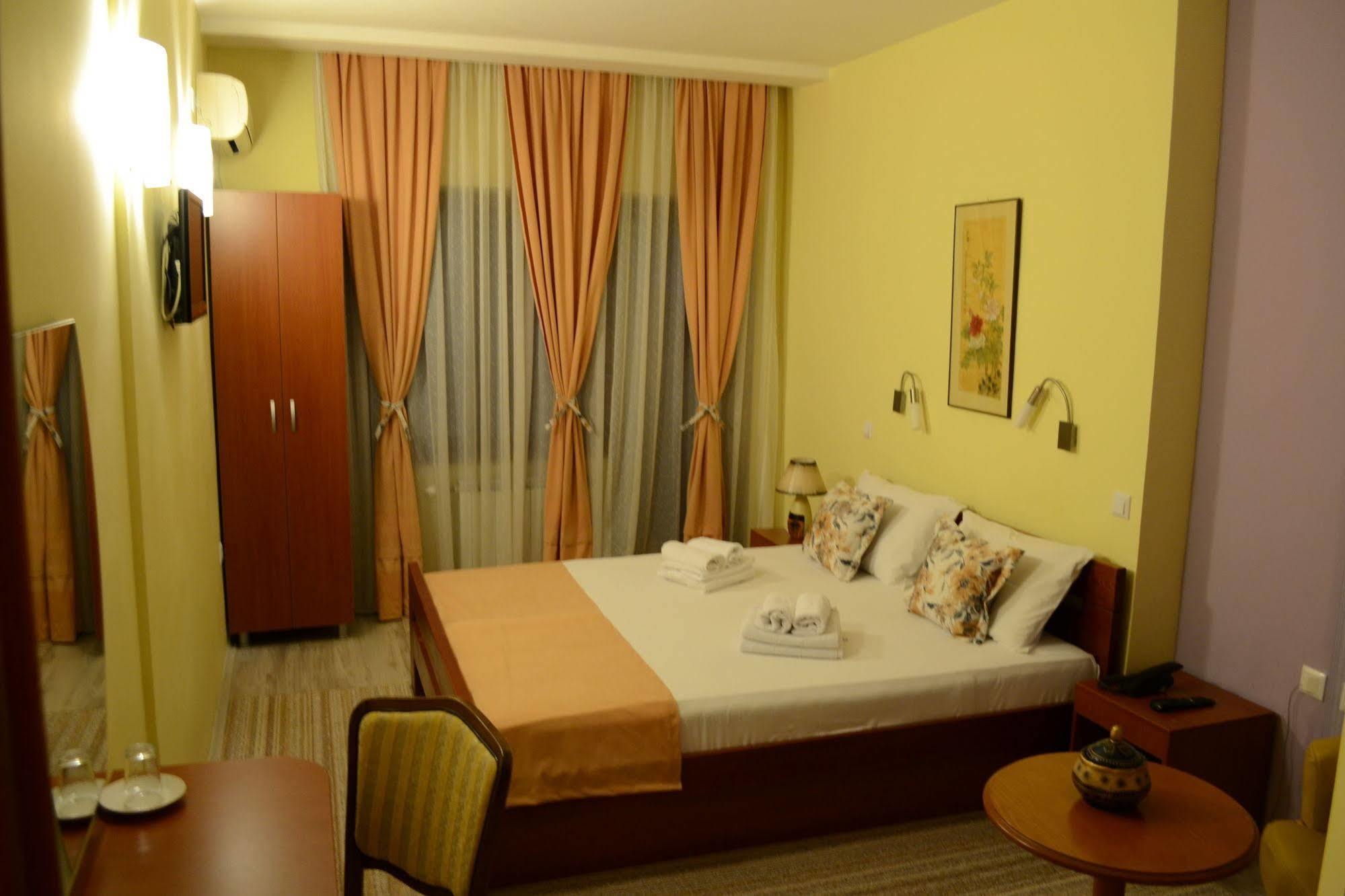 Hotel Pine Szkopje Kültér fotó