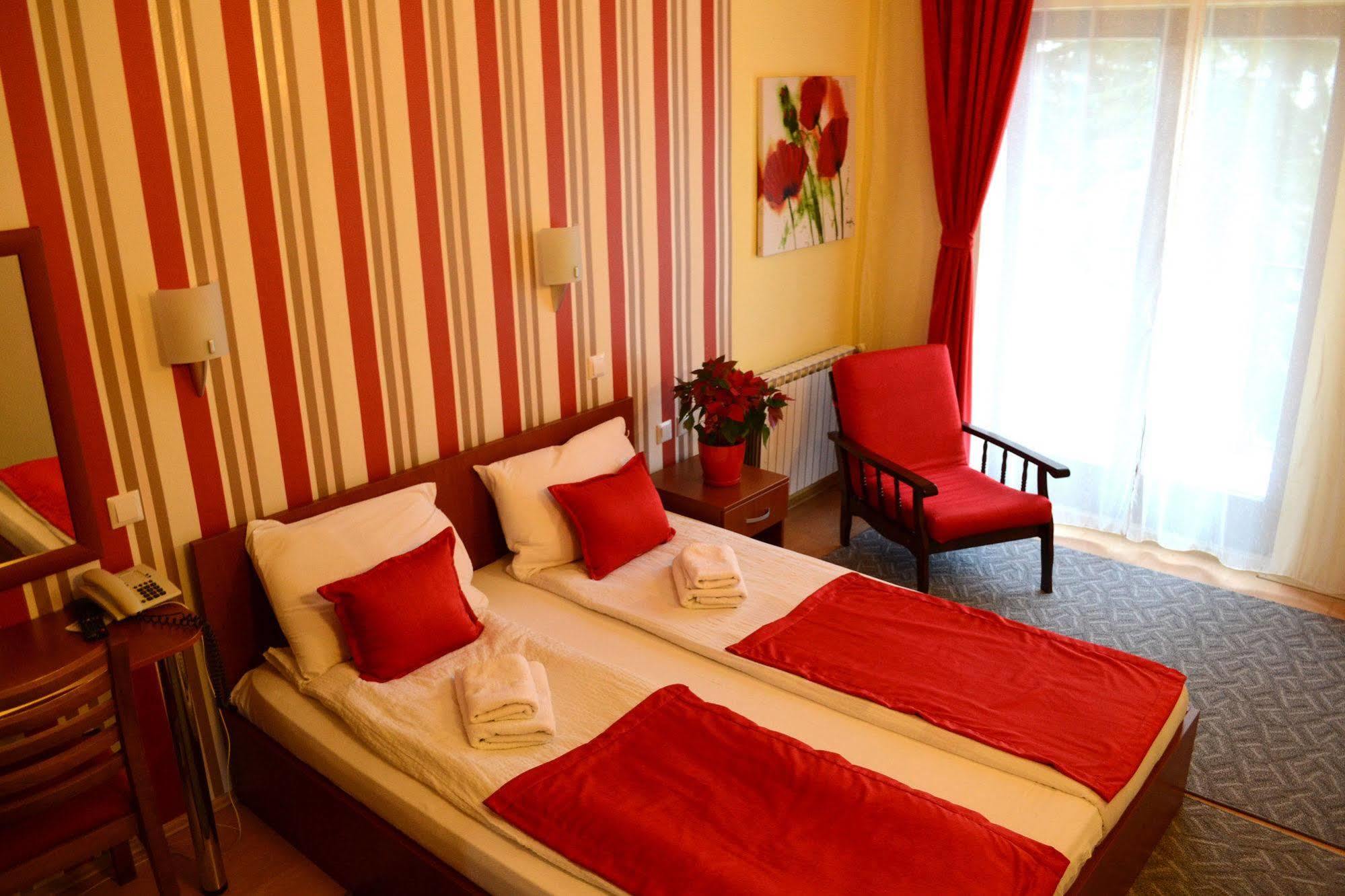 Hotel Pine Szkopje Kültér fotó