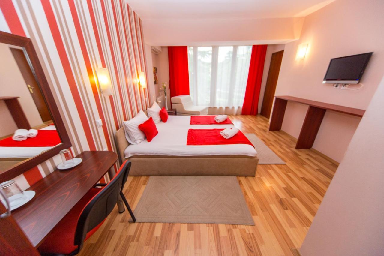 Hotel Pine Szkopje Kültér fotó