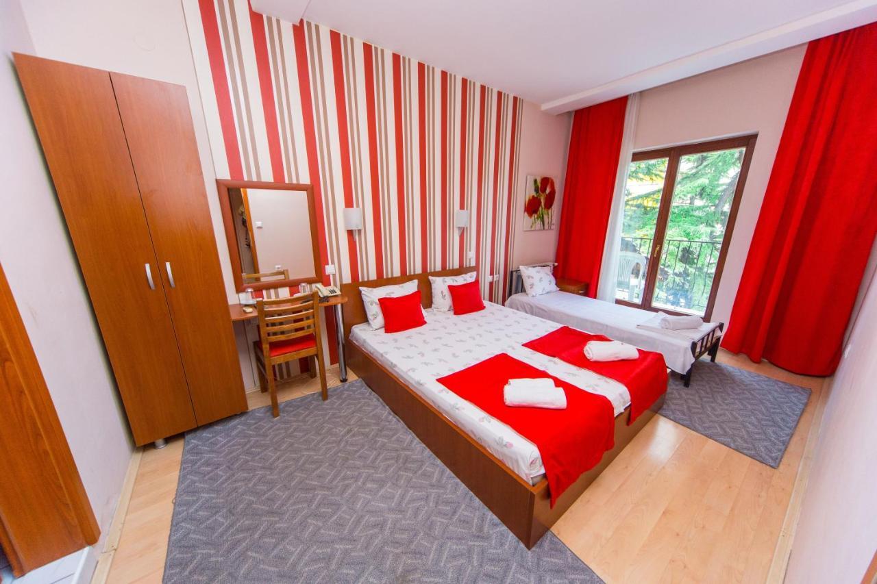 Hotel Pine Szkopje Kültér fotó