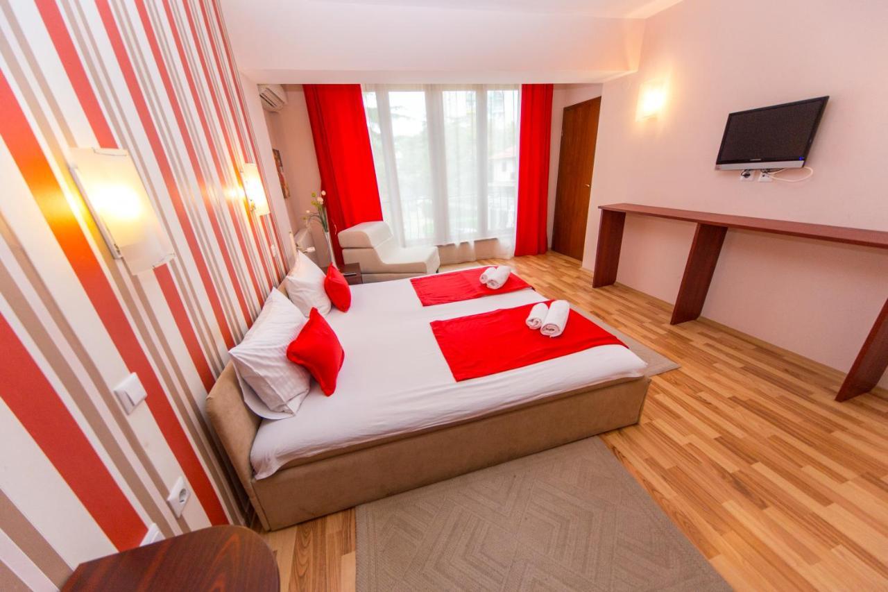 Hotel Pine Szkopje Kültér fotó