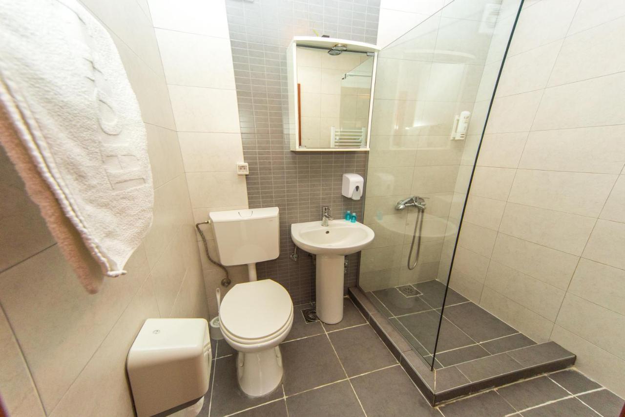 Hotel Pine Szkopje Kültér fotó