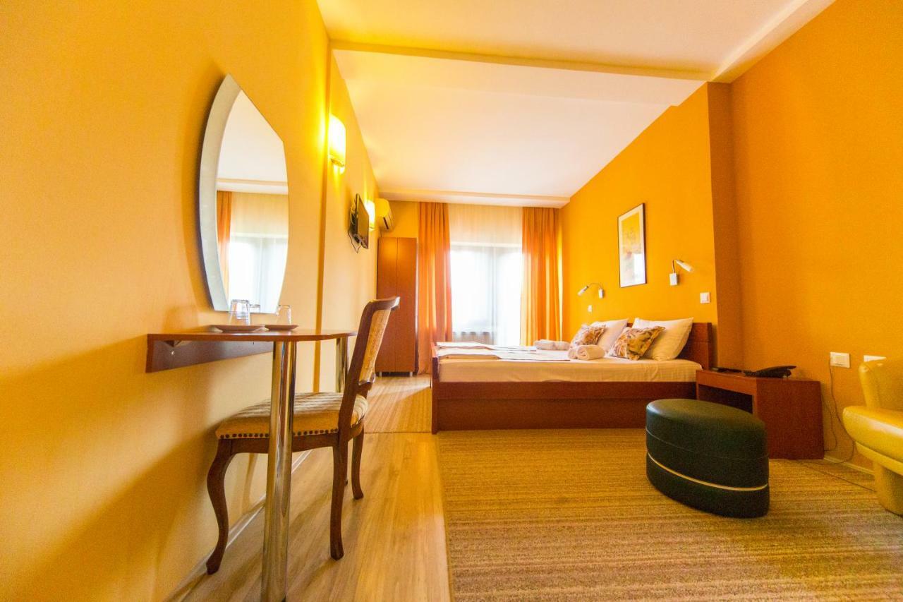 Hotel Pine Szkopje Kültér fotó